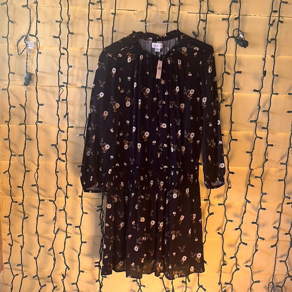 NWT size medium Velvet by Graham & Spencer
Leslie Floral Smocked-Waist D…